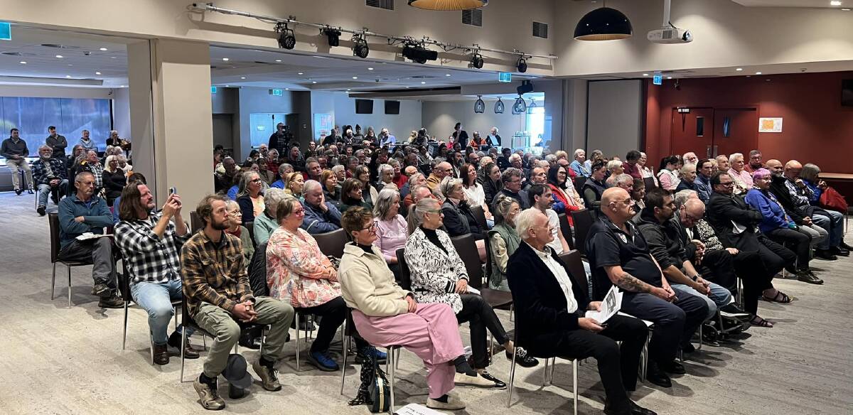 Residents attending the town meeting regarding the proposed Lake Lyell pumped hydro project. Picture supplied. 