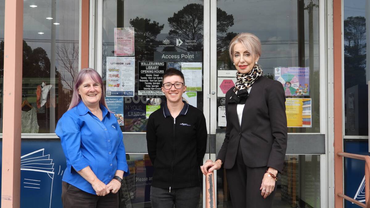 Mayor Maree Statham with Library staff. Picture supplied. 